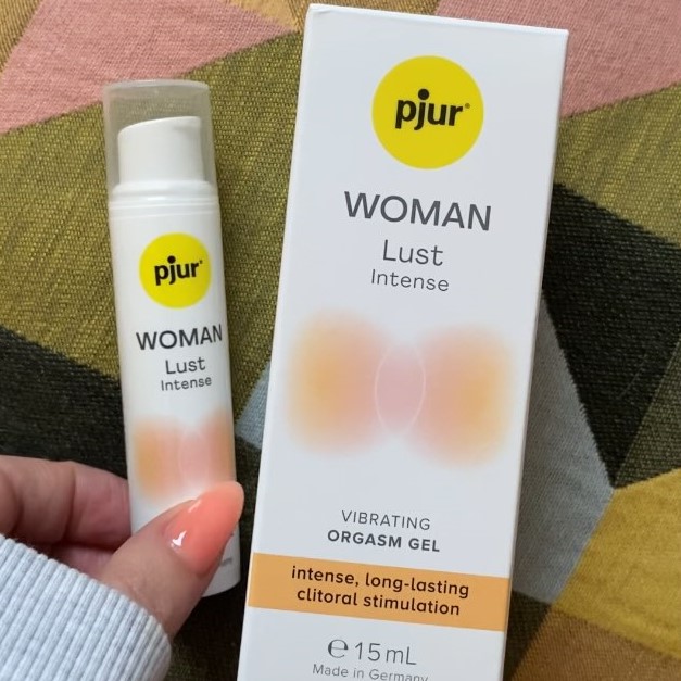 Pjur Woman Lust Intense – żel do stymulacji intymnej w eleganckim opakowaniu, zapewniający szybkie i intensywne doznania.