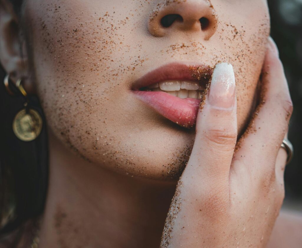 Seksualny self-care – kobieta odkrywająca przyjemność bez wstydu