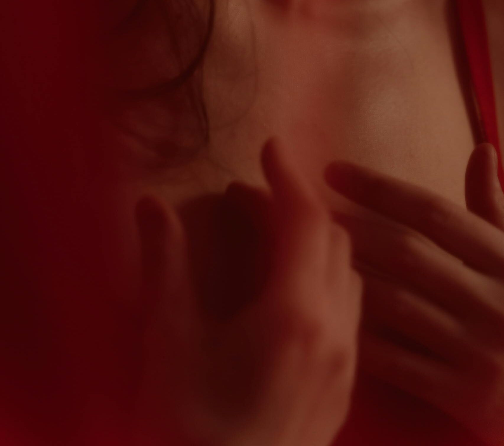 Seksualny self-care – kobieta odkrywająca przyjemność bez wstydu