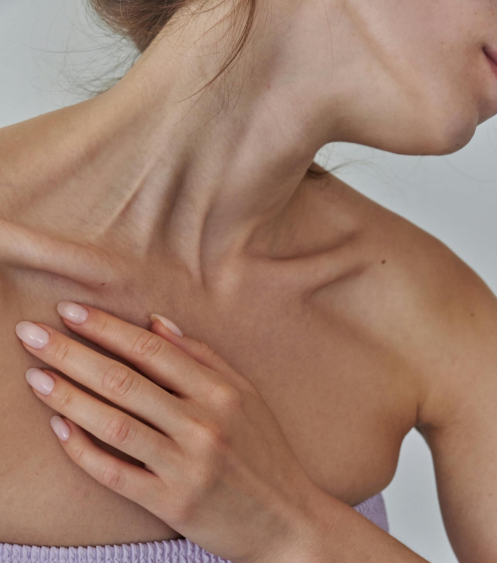 Kobieta dotykająca delikatnie swoje ciało – powrót do seksualności po porodzie