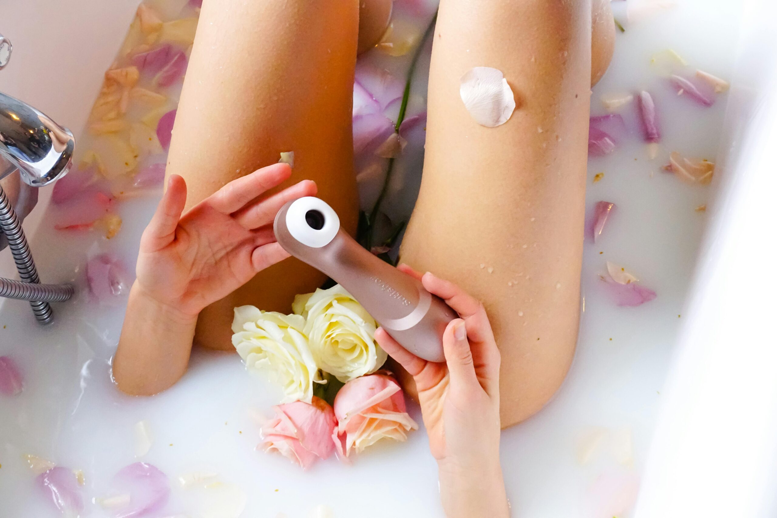 Kobieta odkrywająca bezdotykowy stymulator – pierwsze kroki bez presji